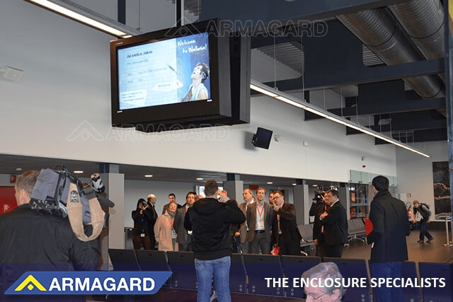 Affichage dynamique pour les aéroports résistant aux intempéries au format paysage installé au plafond