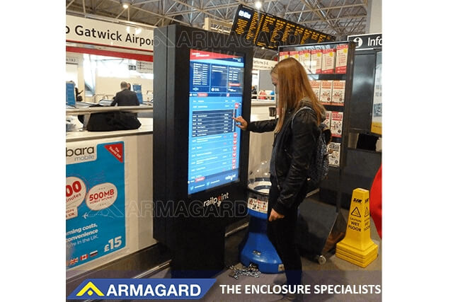 Affichage dynamique pour les aéroports interactif et résistant aux intempéries à l'aéroport de Gatwick