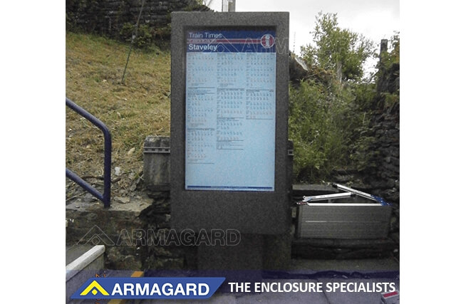 Totem d'affichage dynamique extérieur en gare ferroviaire d'Armagard pour Network Rail