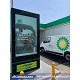 Totem affichage dynamique extérieur pour transport installé sur site avec personnalisation de marque